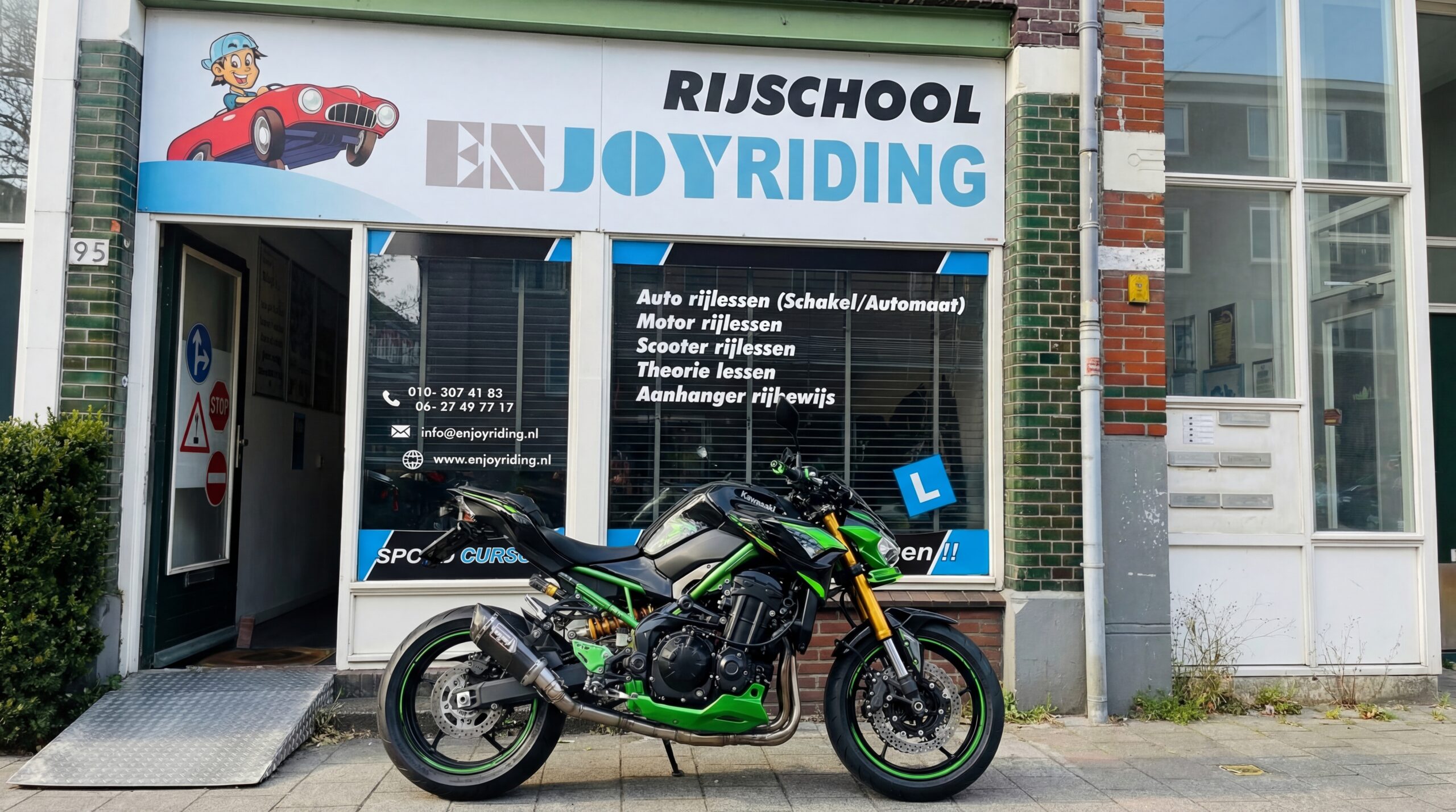 Rijschool EnjoyRiding pand in Rotterdam met groene Kawasaki motor voor de deur en L-bord