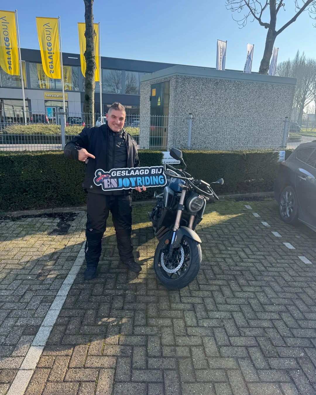 Azmi geslaagd voor motorrijbewijs bij rijschool EnjoyRiding met motor en geslaagd certificaat