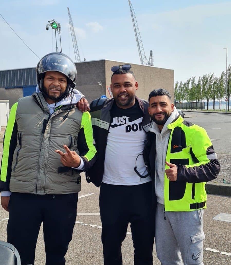 Drie mannen poseren samen na een rijles bij Rijschool EnjoyRiding, waaronder een instructeur en cursisten