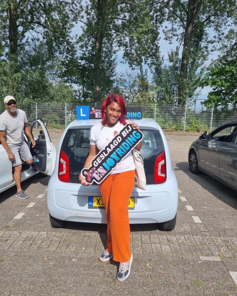 Geslaagde cursiste toont trots haar rijbewijs certificaat na het behalen van haar rijexamen bij EnjoyRiding Geslaagde cursiste toont trots haar rijbewijs certificaat na het behalen van haar rijexamen bij EnjoyRiding