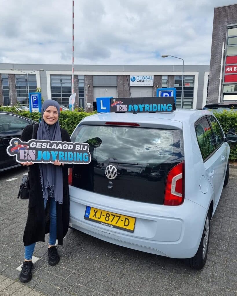 Geslaagde rijleerling met behaald rijbewijs certificaat bij Rijschool EnjoyRiding auto Geslaagde rijleerling met behaald rijbewijs certificaat bij Rijschool EnjoyRiding auto