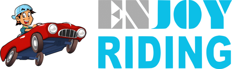 Logo van Rijschool EnjoyRiding met cartoon automobilist in rode auto en merknaam in blauw en grijs