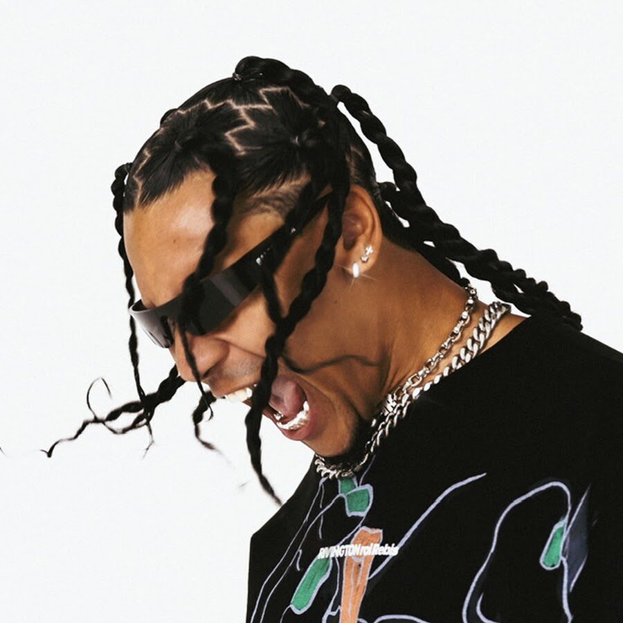 DJ Freddy Moreira met dreadlocks en zilveren ketting tijdens portretfoto voor rijschool promotie